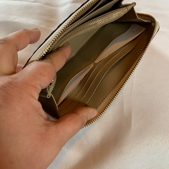 🎉Host Pick🎉 NWT White Embossed Coach Wallet  / Wristlet in White with Bo… - Picture 10 of 15